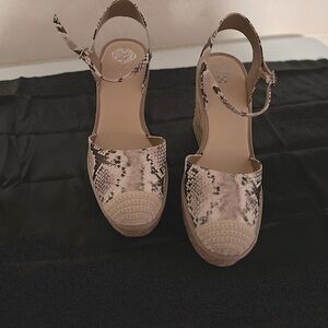 Snake skin print wedge for wear size 11